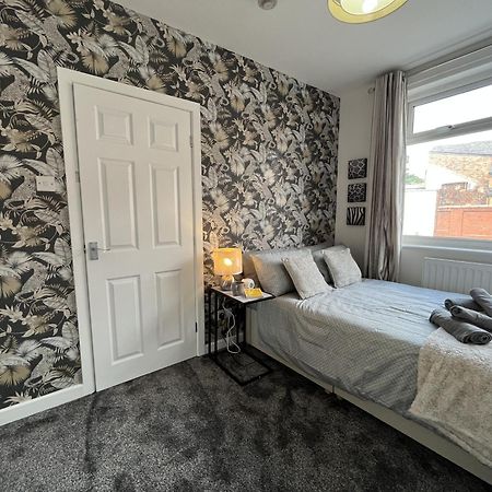 Modernised Central Wigan Townhouse Sleeps Up To 6 Exterior photo