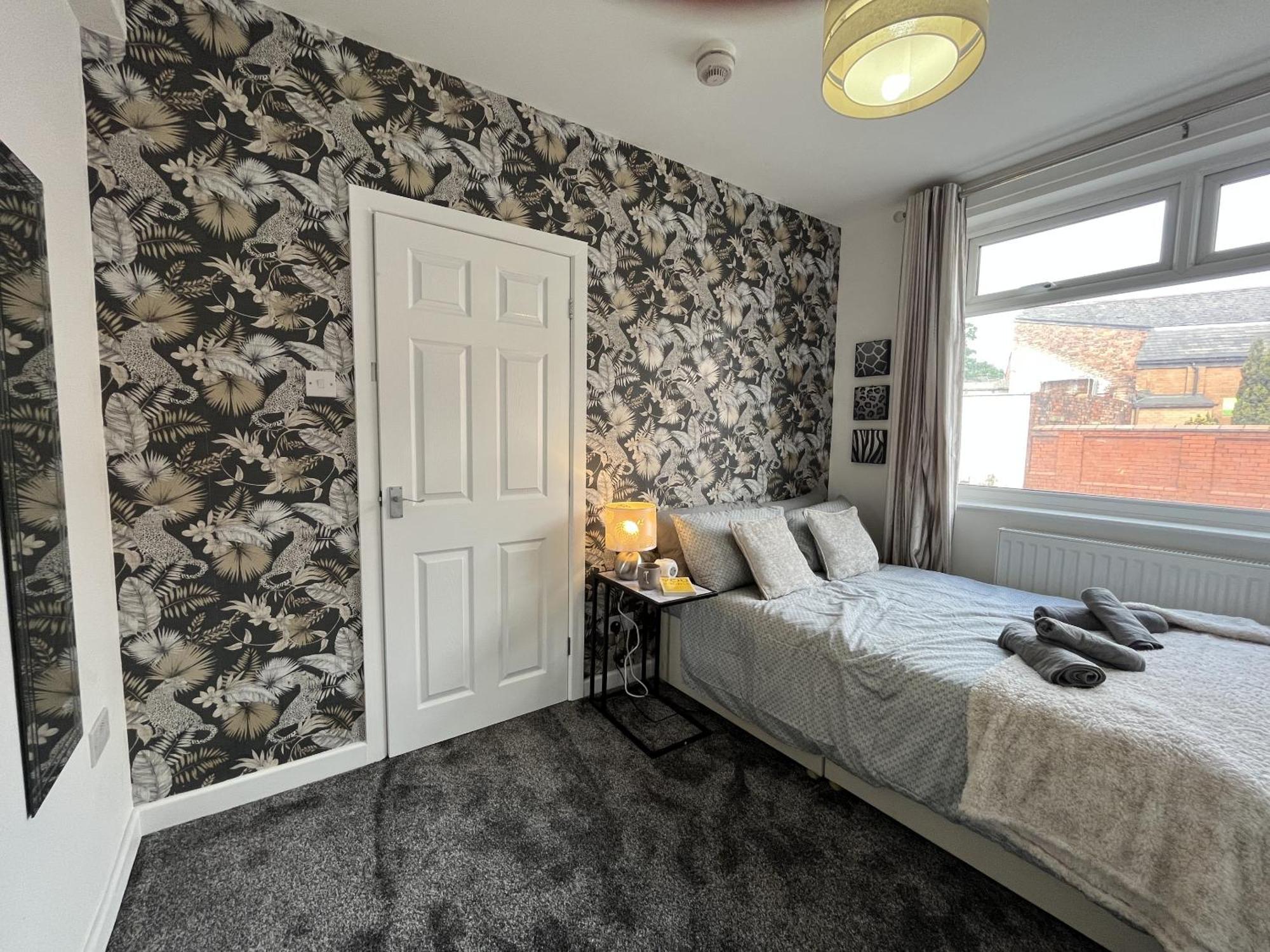 Modernised Central Wigan Townhouse Sleeps Up To 6 Exterior photo