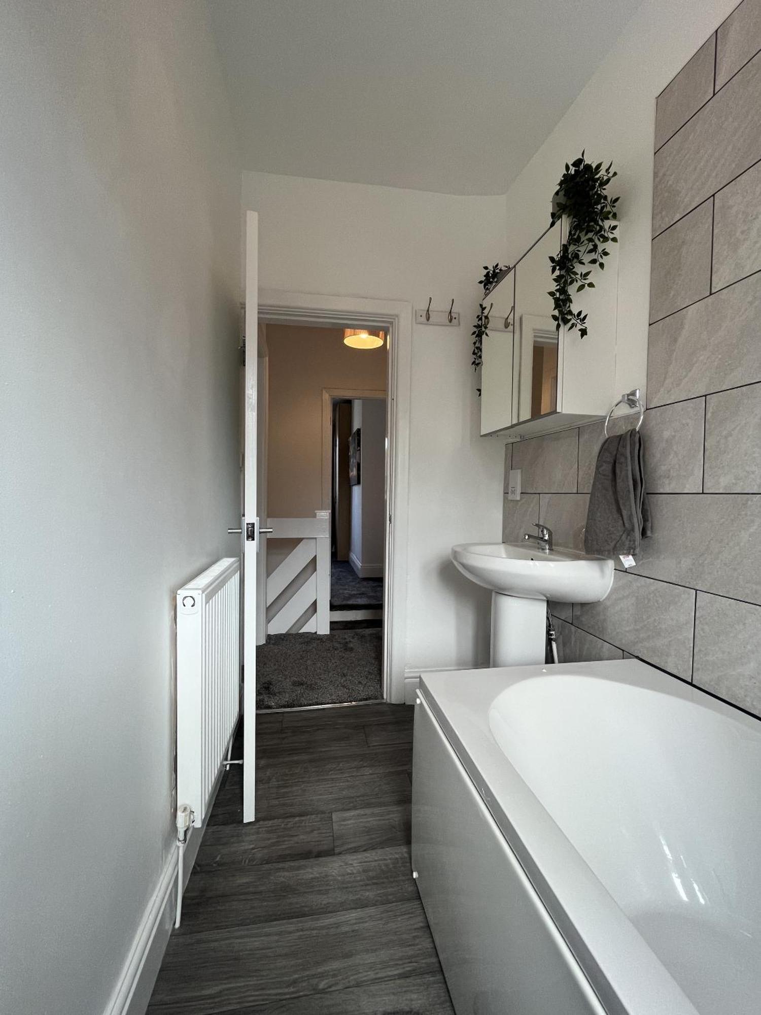 Modernised Central Wigan Townhouse Sleeps Up To 6 Exterior photo