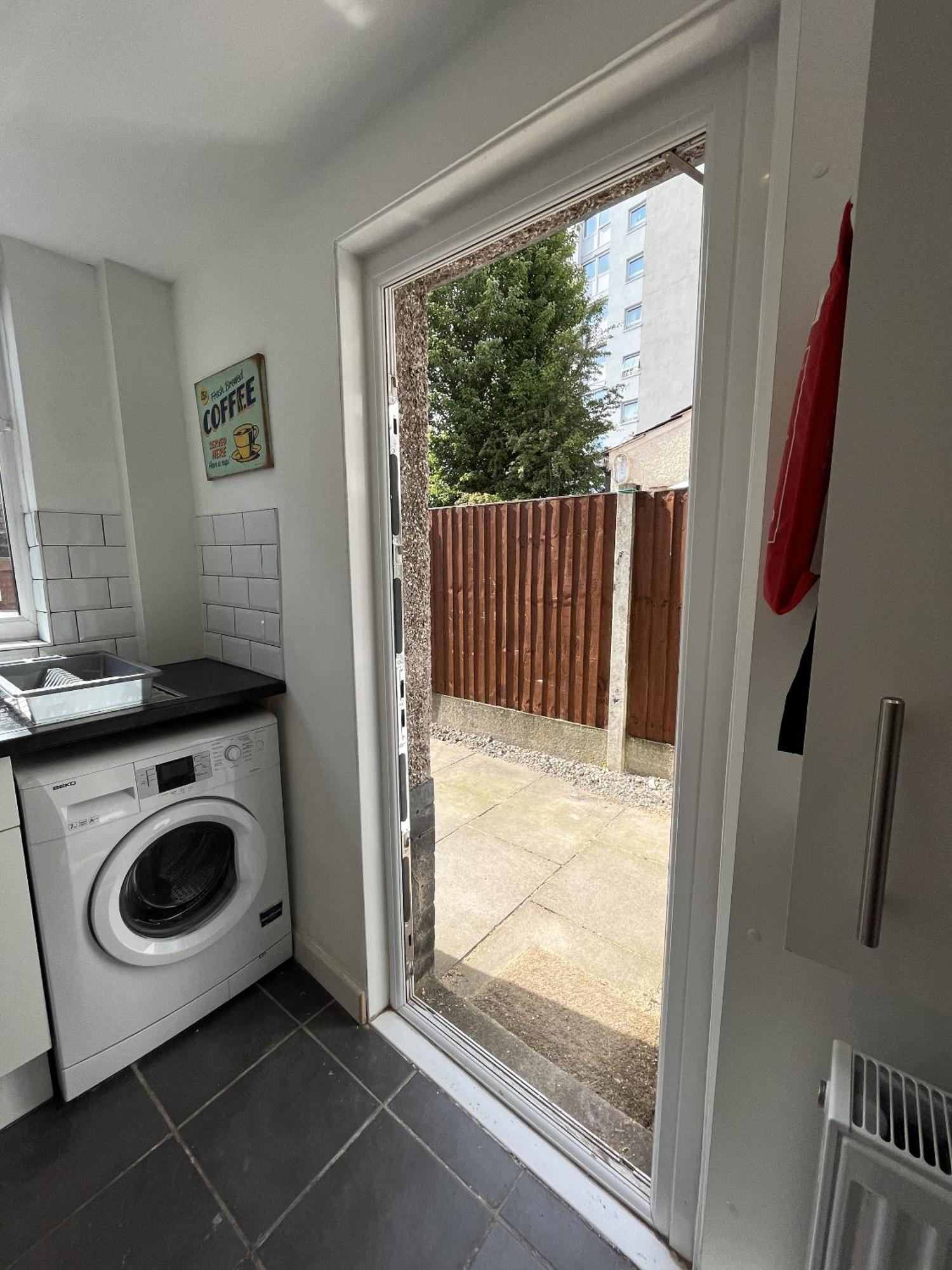 Modernised Central Wigan Townhouse Sleeps Up To 6 Exterior photo